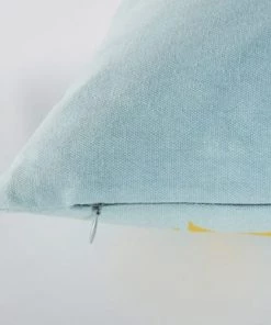 Maisons Du Monde Coussins Enfant Coussin à Motifs Jungle Bleus, Rose, Jaunes, Verts Et Dorés, 30x50 -Coussins enfant Soldes 2022 coussin a motifs jungle bleus rose jaunes verts et dores 30x50 1000 7 14 225801 3