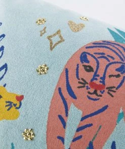 Maisons Du Monde Coussins Enfant Coussin à Motifs Jungle Bleus, Rose, Jaunes, Verts Et Dorés, 30x50 -Coussins enfant Soldes 2022 coussin a motifs jungle bleus rose jaunes verts et dores 30x50 1000 7 14 225801 4