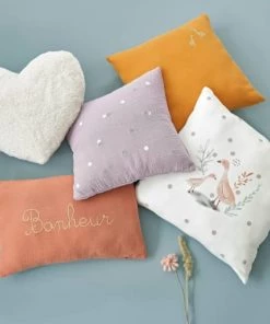 Maisons Du Monde Coussins Enfant Coussin à Pois En Gaze De Coton Doré Et Violet, 35x35 -Coussins enfant Soldes 2022 coussin a pois en gaze de coton dore et violet 35x35 1000 11 30 226145 4