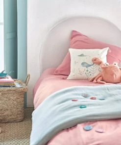 Maisons Du Monde Coussins Enfant Coussin En Coton Bio écru, Corail Et Bleu Imprimé à Pompons 40x40 9 Maisons Du Monde Coussins Enfant Coussin En Coton Bio écru, Corail Et Bleu Imprimé à Pompons 40x40 -Coussins enfant Soldes 2022 coussin en coton bio ecru corail et bleu imprime a pompons 40x40 1000 9 0 215824 4