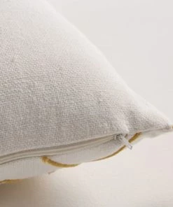 Maisons Du Monde Coussins Enfant Coussin En Coton écru Motifs Graphiques Jaune Moutarde à Pompons 40x40 -Coussins enfant Soldes 2022 coussin en coton ecru motifs graphiques jaune moutarde a pompons 40x40 1000 4 37 206554 4