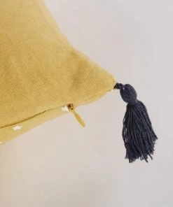 Maisons Du Monde Coussins Enfant Coussin En Coton Lavé Jaune Moutarde Et Noir Imprimé à Pompons 25x40 -Coussins enfant Soldes 2022 coussin en coton lave jaune moutarde et noir imprime a pompons 25x40 1000 8 22 215313 3