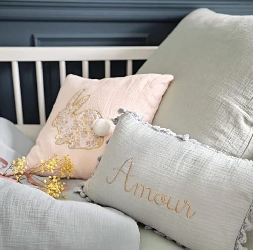 Maisons Du Monde Coussins Enfant Coussin En Gaze De Coton Bio Bleu Et Doré à Pompons 25x40 6 Maisons Du Monde Coussins Enfant Coussin En Gaze De Coton Bio Bleu Et Doré à Pompons 25x40 – Image 4