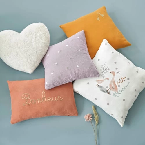 Maisons Du Monde Coussins Enfant Coussin En Gaze De Coton Imprimé "Bonheur" Doré Et Terracotta, 25x40 8 Maisons Du Monde Coussins Enfant Coussin En Gaze De Coton Imprimé "Bonheur" Doré Et Terracotta, 25x40 – Image 6