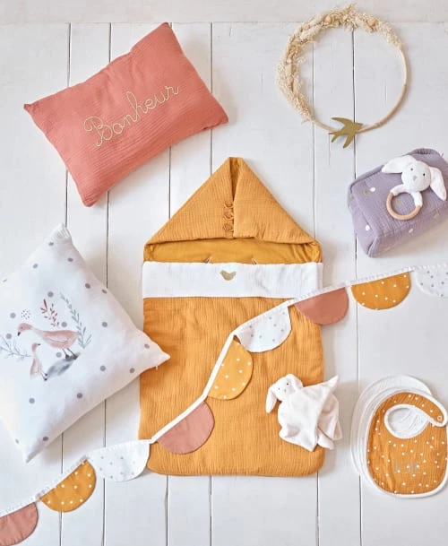 Maisons Du Monde Coussins Enfant Coussin En Gaze De Coton Imprimé "Bonheur" Doré Et Terracotta, 25x40 7 Maisons Du Monde Coussins Enfant Coussin En Gaze De Coton Imprimé "Bonheur" Doré Et Terracotta, 25x40 – Image 5