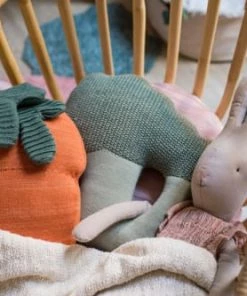 Lorena Canals Coussins Enfant Coussin Légume Cathy La Carotte 25x40cm -Coussins enfant Soldes 2022 coussin legume cathy la carotte 25x40cm 3