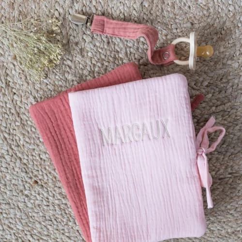 Cocoeko Accessoires De Salle De Bain Enfant Protège Carnet De Santé Rose Blush 4 Cocoeko Accessoires De Salle De Bain Enfant Protège Carnet De Santé Rose Blush – Image 3