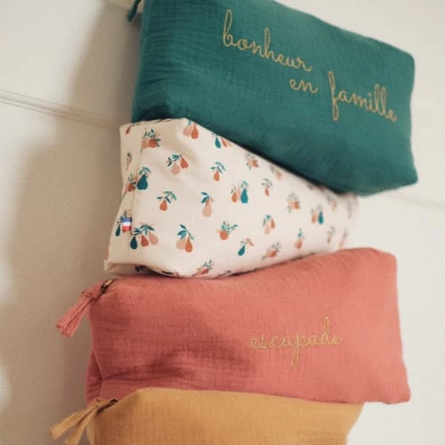 Cocoeko Accessoires De Salle De Bain Enfant Trousse De Toilette Bonheur En Famille Vert Sapin 4 Cocoeko Accessoires De Salle De Bain Enfant Trousse De Toilette Bonheur En Famille Vert Sapin – Image 2