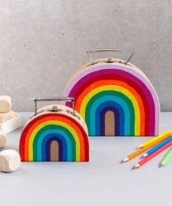 Rico Design Boîtes Et Paniers De Rangements Enfant Valise En Carton Semi-circulaire à Décorer 12x9x6cm -Coussins enfant Soldes 2022 valise en carton semi circulaire a decorer 12x9x6cm 3